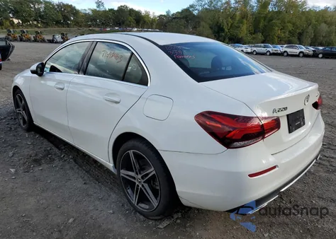 2021 Mercedes-Benz A 220 4Matic z USA, uszkodzony, nr VIN W1K3G4FB8MJ314249